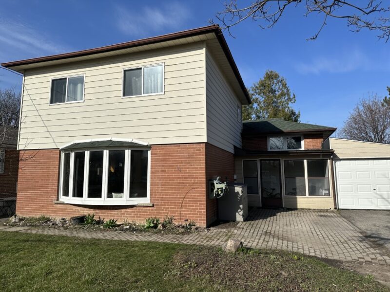 Front exterior view of 24 Gentry Crescent, Richmond Hill