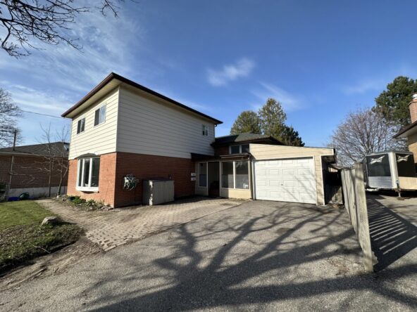 Front exterior view of 24 Gentry Crescent, Richmond Hill