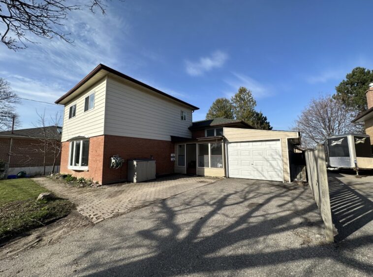 Front exterior view of 24 Gentry Crescent, Richmond Hill